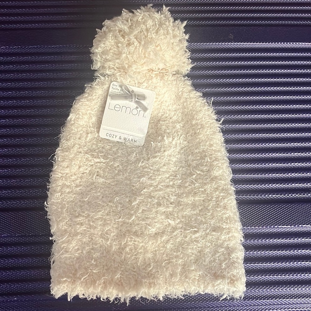 👠 NWT off-white Lemon brand winter hat 👠